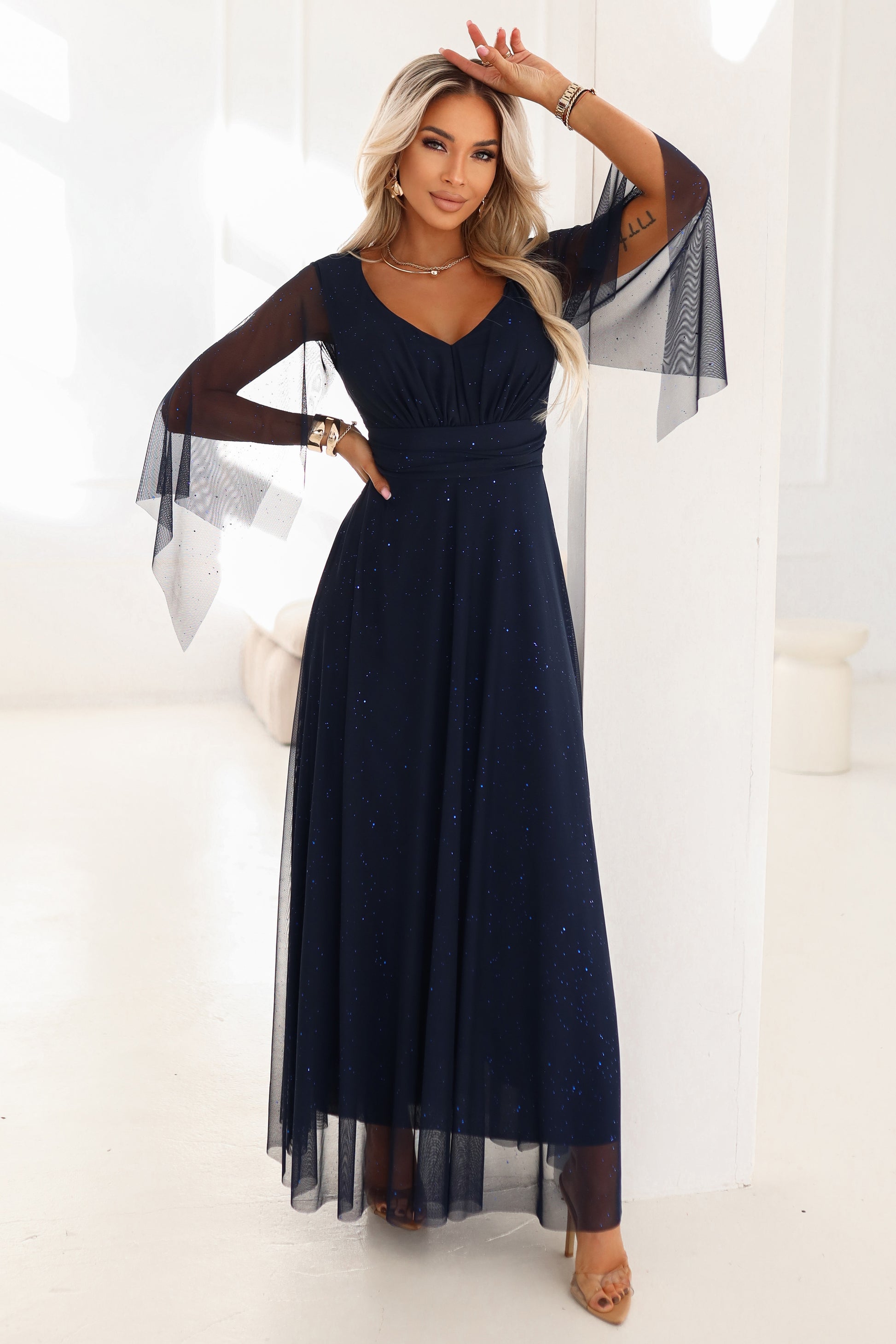655-3 Ein langes, schimmerndes Kleid mit Ausschnitt und transparenten Ärmeln - marineblau