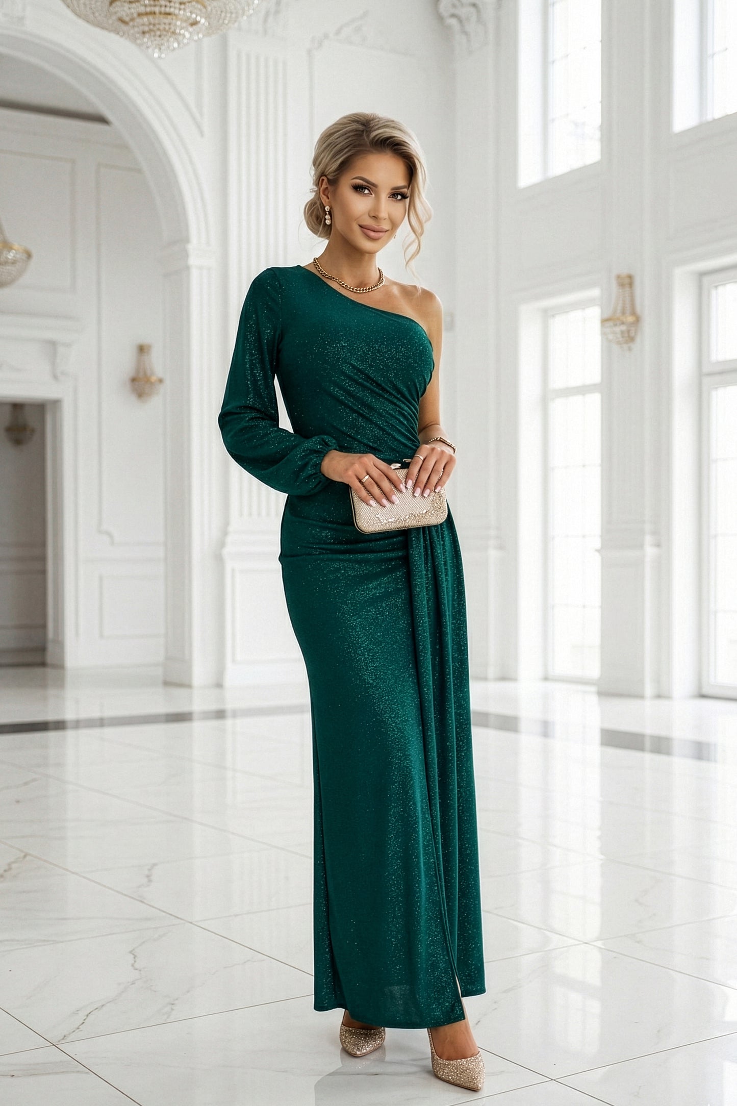 658-2 Glitzerndes, schulterfreies Maxikleid mit asymmetrischen Ärmeln und Schlitz - flaschengrün